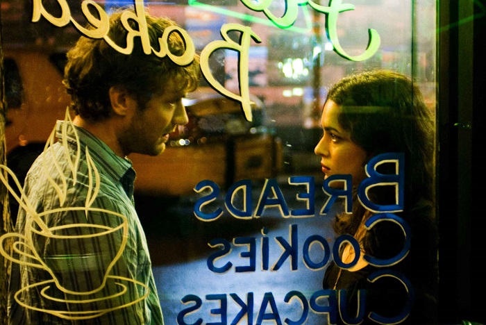 《藍莓之夜》多透過色彩繽紛的遮擋物（如咖啡店櫥窗上的彩色標語）來拍攝男女主角