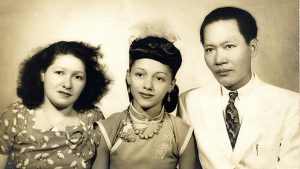 1946年十五嵗的何秋蘭與母親何樹花、父親方標