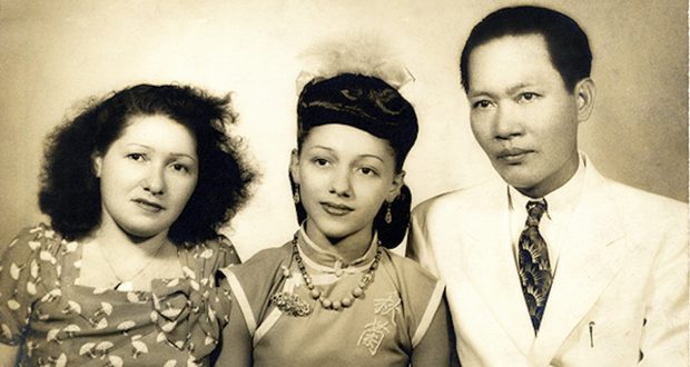 1946年十五嵗的何秋蘭與母親何樹花、父親方標