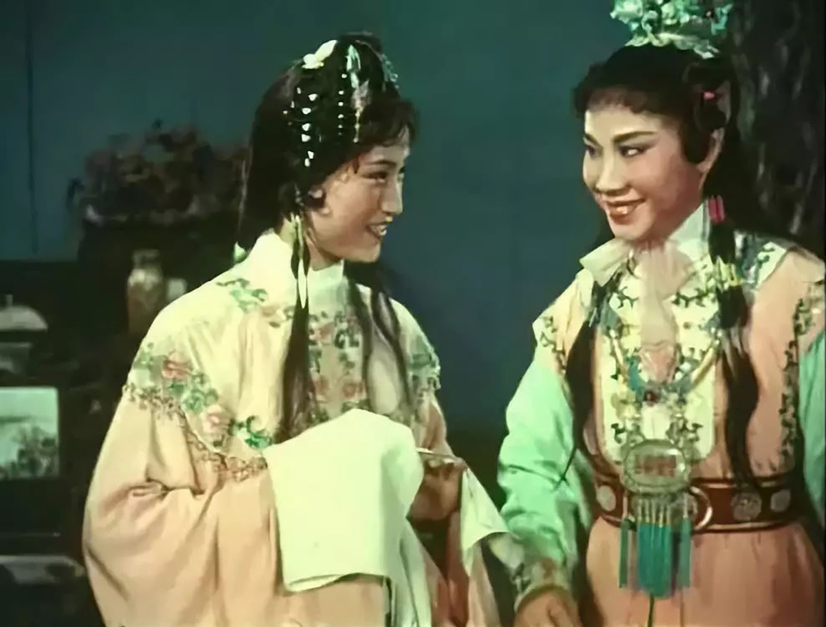 圖二：王文娟、徐玉蘭在越劇電影《紅樓夢》（1962）中飾演林黛玉和賈寶玉，當時大部份電影還是黑白的，這部電影是在捷克上色的