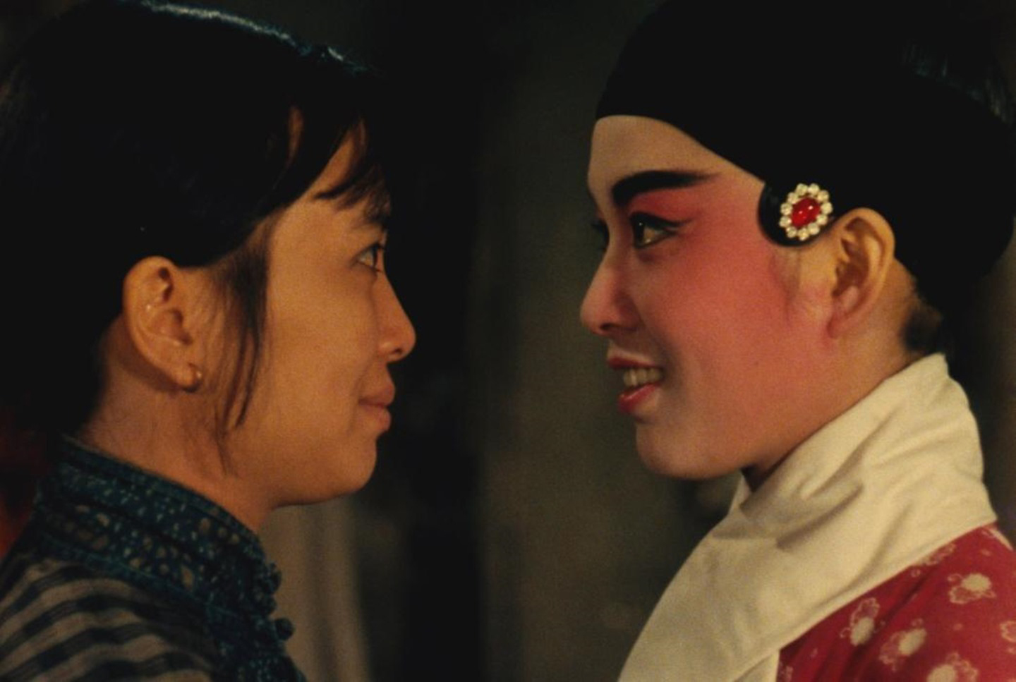 圖三:謝晉導演的《舞台姐妹》(1964)中電影演員謝芳飾演出逃的童養媳竺春花,越劇小生曹銀娣飾演邢月紅