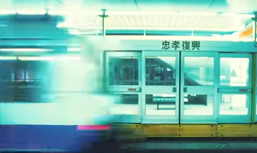 片尾隨着《Happy Together》的歡快旋律，黎耀輝於「復興」站搭乘當年初建成的台北捷運，駛向遠方；給晦暗的全片帶來了一個昂揚的尾聲。