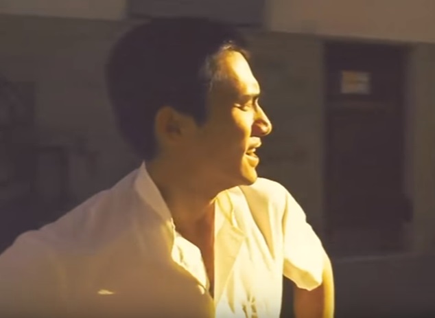 色彩轉換是片中表達人物情感的主技巧;黎耀輝回眸望向小張的畫面呈現出全片飽和度最高的光亮